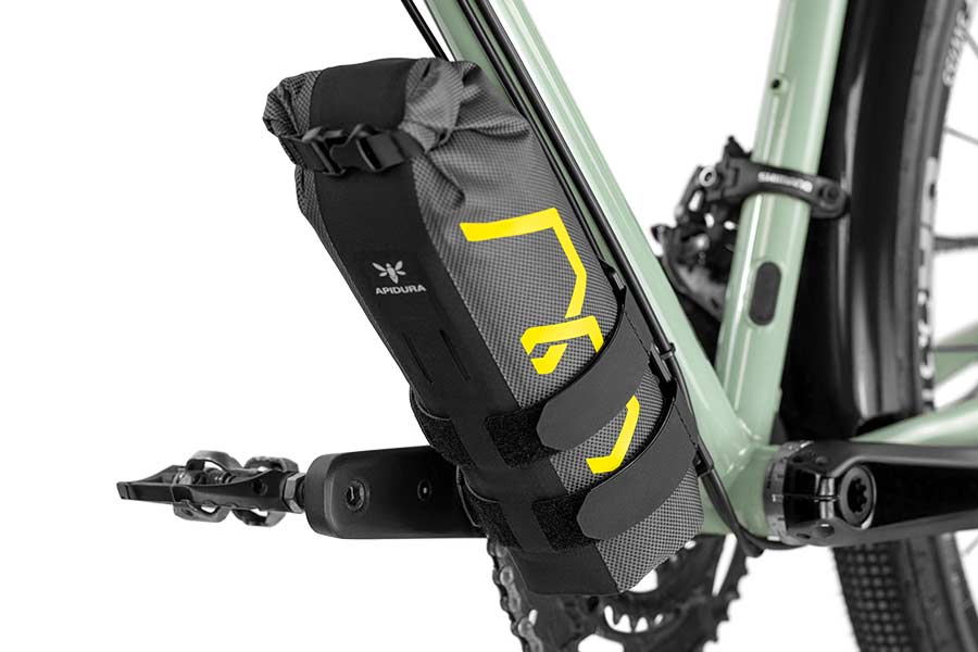 apidura-expedition-cargo-pack-feature-downtube-fit - Najs Bike