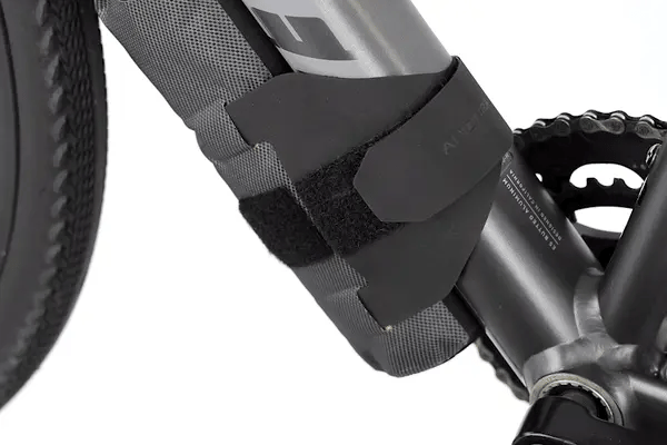 apidura-expedition-downtube-pack-1.2l-feature-easy-attachment-ezgif.com-gif-to-webp-converter - Najs Bike