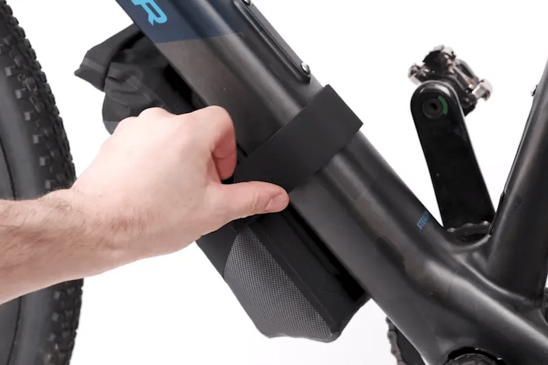 apidura-expedition-e-bike-charger-pack-feature-strap-attachment-1-ezgif.com-video-to-webp-converter - Najs Bike