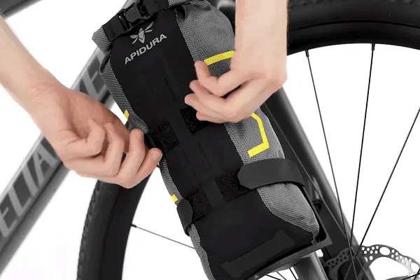 apidura-expedition-fork-pack-3l-feature-easy-attachment-ezgif.com-gif-to-webp-converter - Najs Bike