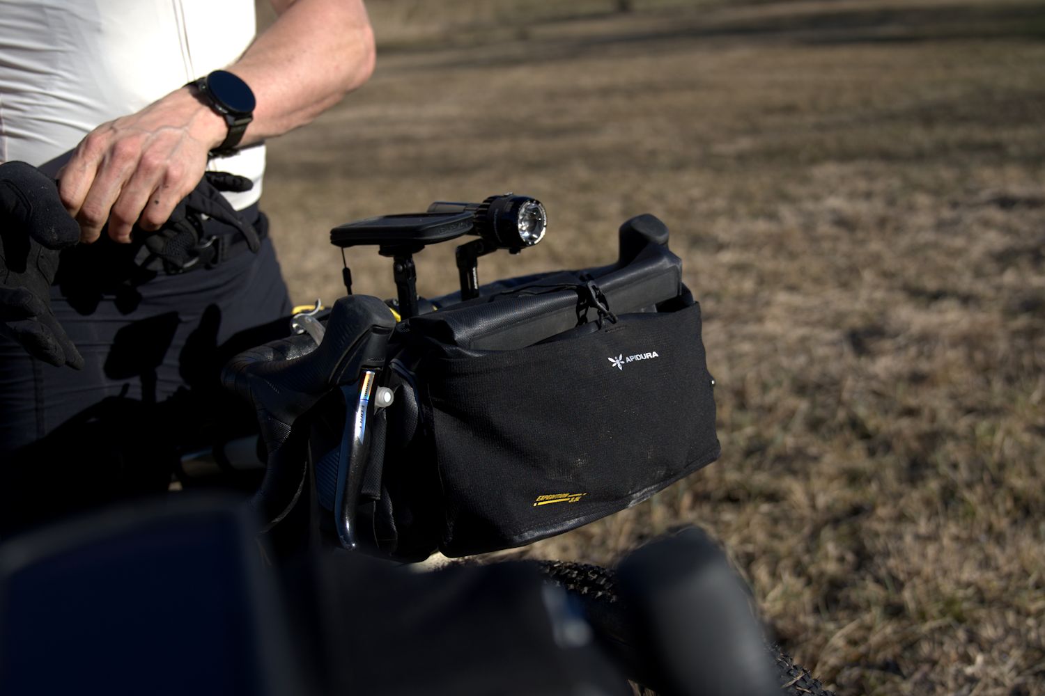 Apidura Expedition Front Accessory Pack – noszona na ciele