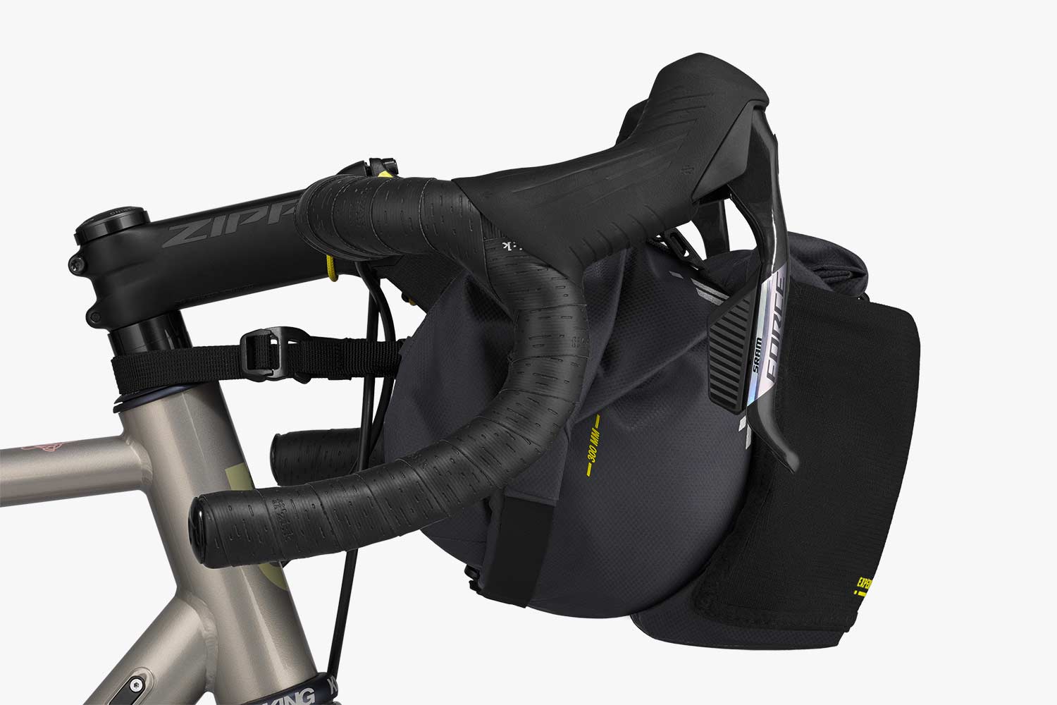 Apidura Expedition Front Accessory Pack na rowerze – ujęcie 2
