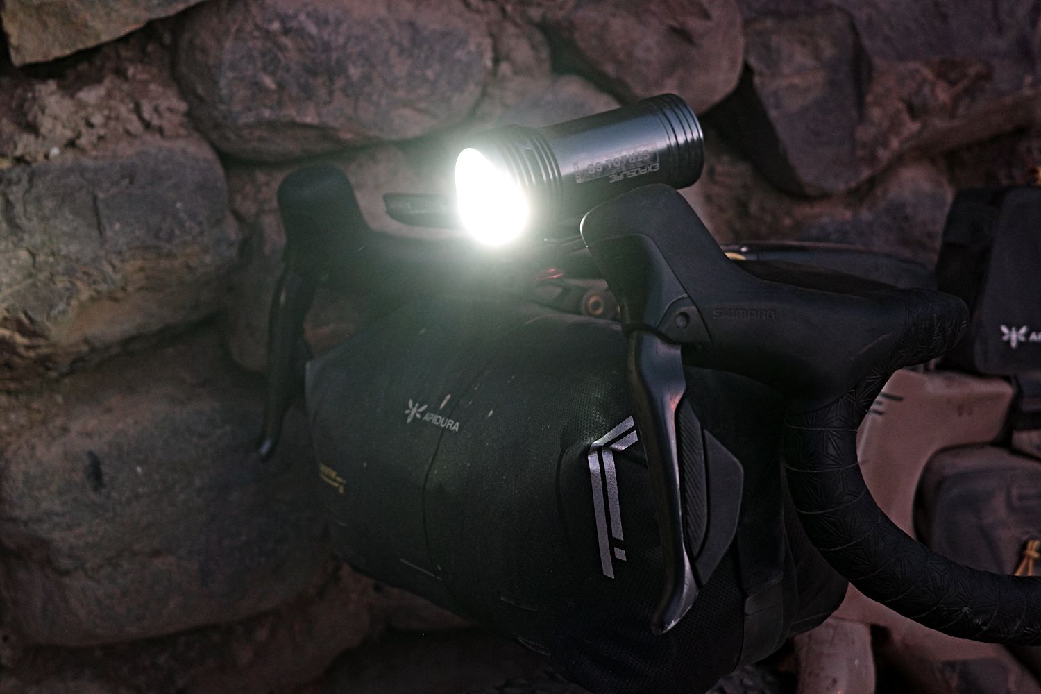Apidura Expedition Handlebar Pack 14L z uchwytem GPS i ramieniem akcesoryjnym