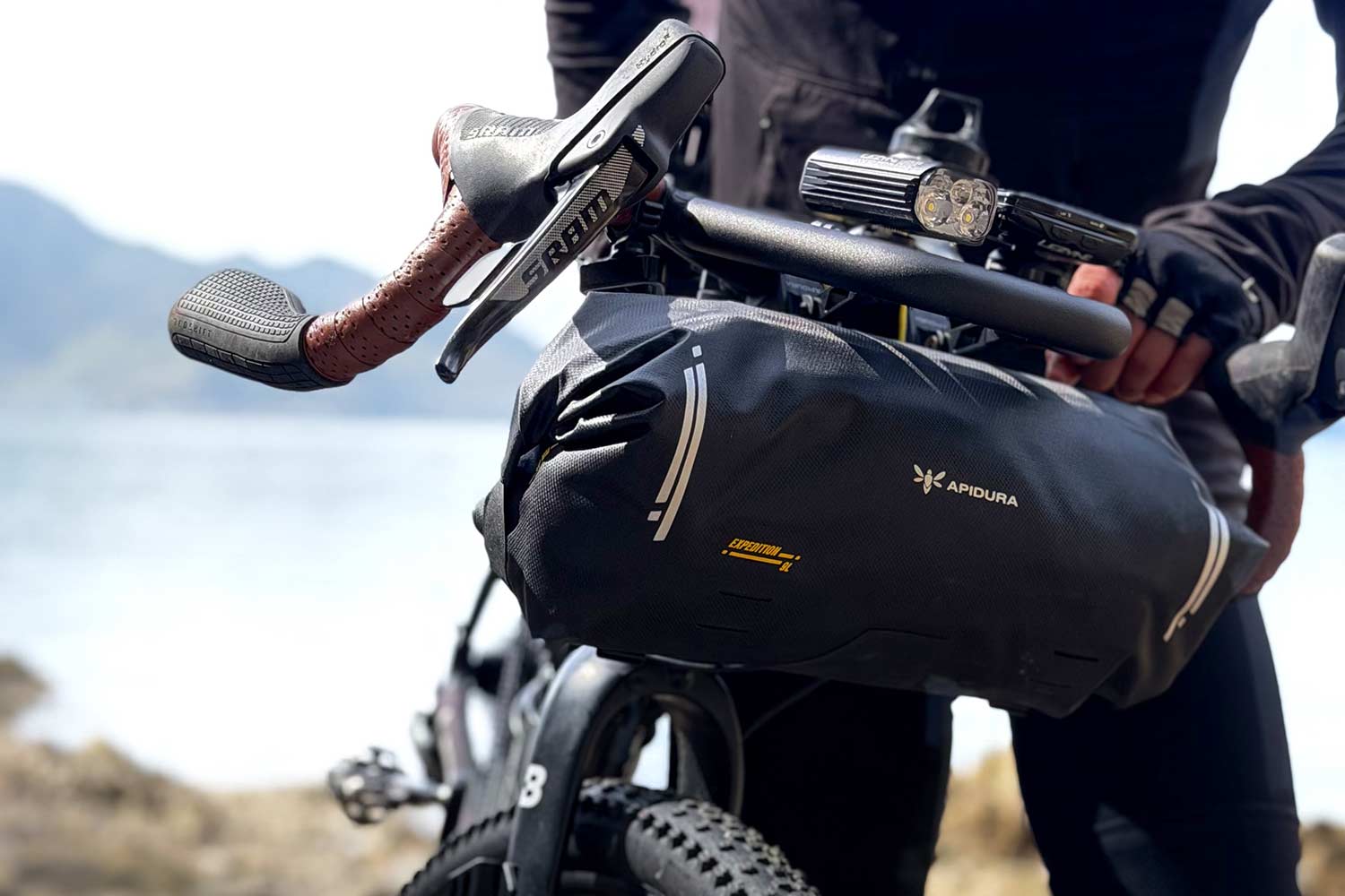 Apidura Expedition Handlebar Pack 14L na kierownicy roweru gravel