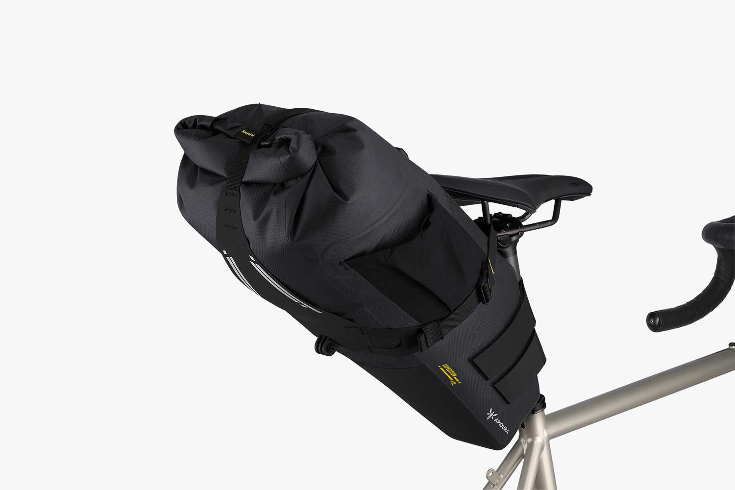 Rolowane zamknięcie z zaworami SoftVent torby Apidura Expedition Saddle Pack 13L