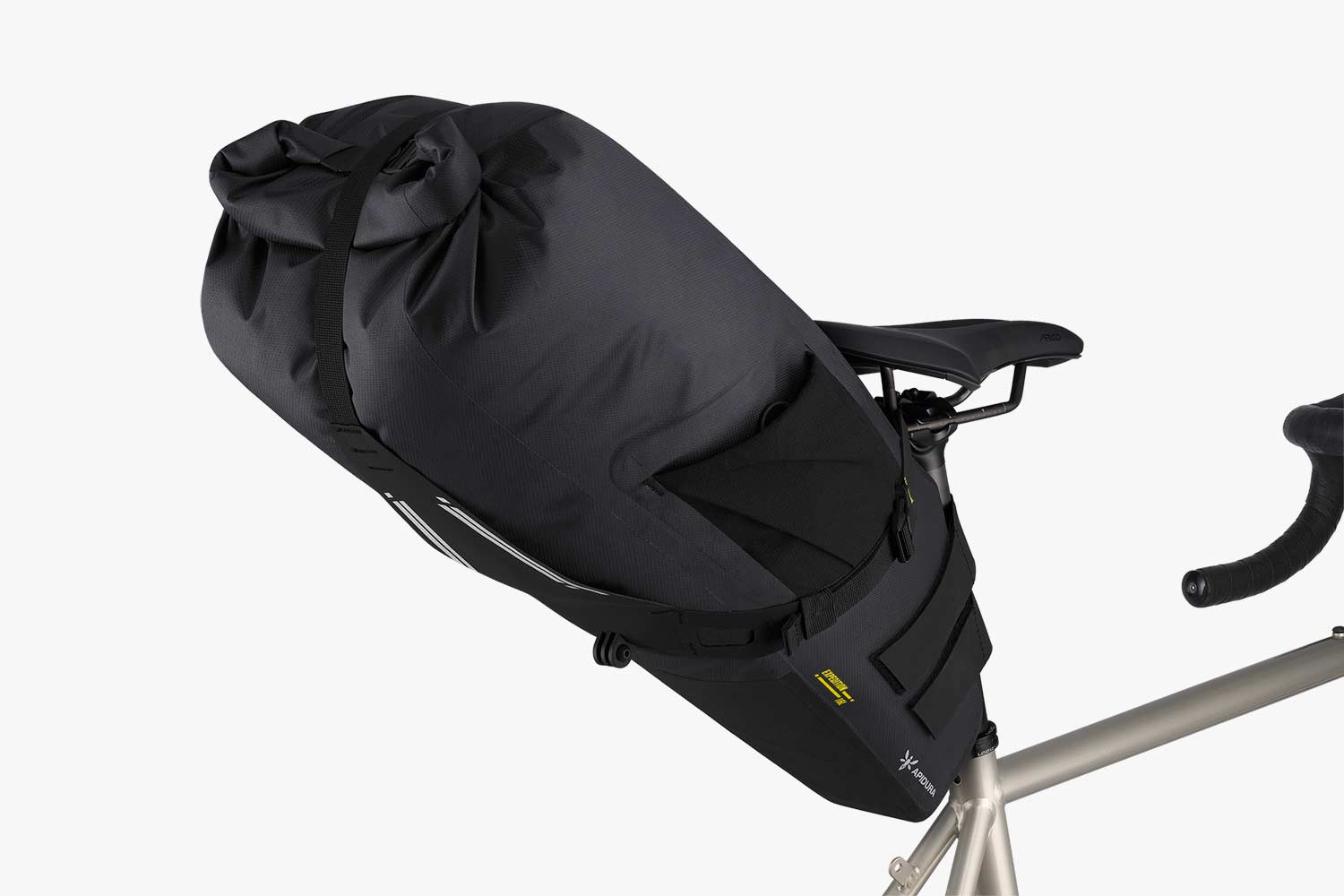 Rolowane zamknięcie z zaworami SoftVent torby Apidura Expedition Saddle Pack 16L