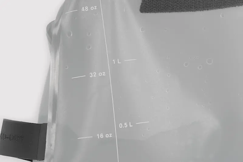 apidura-innovation-lab-frame-pack-hydration-bladder-1.5l-feature-fill-markings-ezgif.com-video-to-webp-converter - Najs Bike