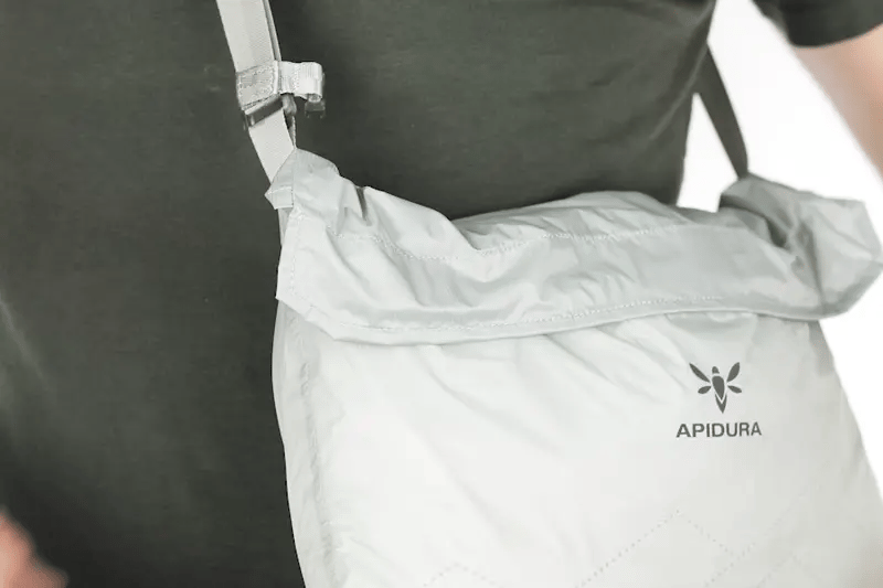 apidura-packable-musette-7l-feature-easy-access-1-ezgif.com-video-to-webp-converter - Najs Bike