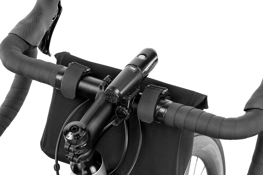 apidura-racing-handlebar-pack-2l-feature-handlebar-clearance - Najs Bike