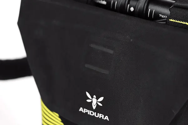 apidura-racing-handlebar-pack-2l-feature-light-attachment-ezgif.com-gif-to-webp-converter - Najs Bike
