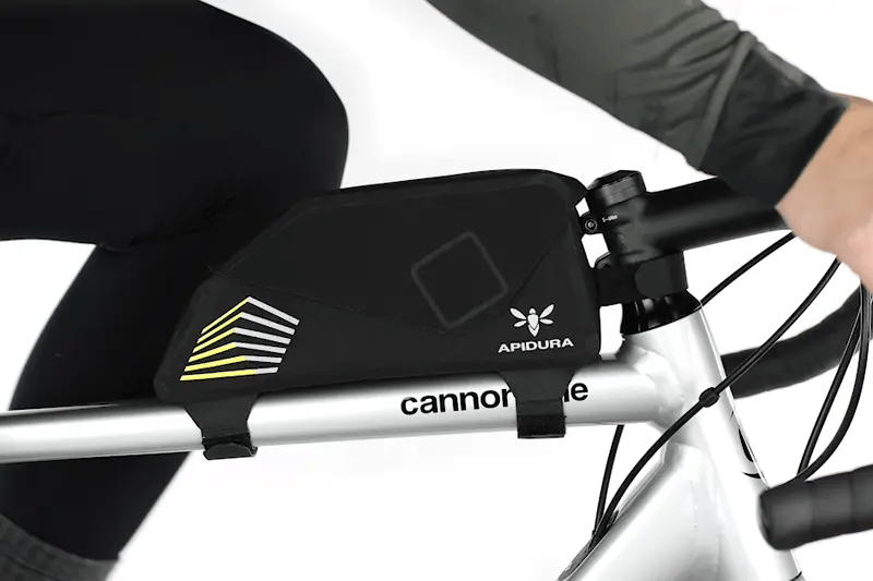 apidura-racing-top-tube-feature-knee-clearance-ezgif.com-video-to-webp-converter - Najs Bike
