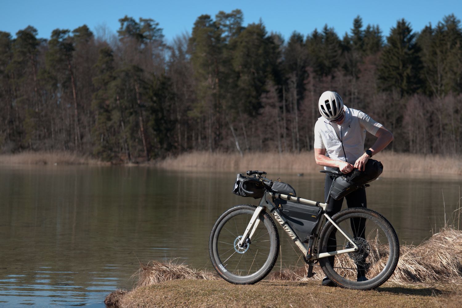 Port na kabel i kieszeń z siatki w torbie Apidura Expedition Full Frame Pack 10L