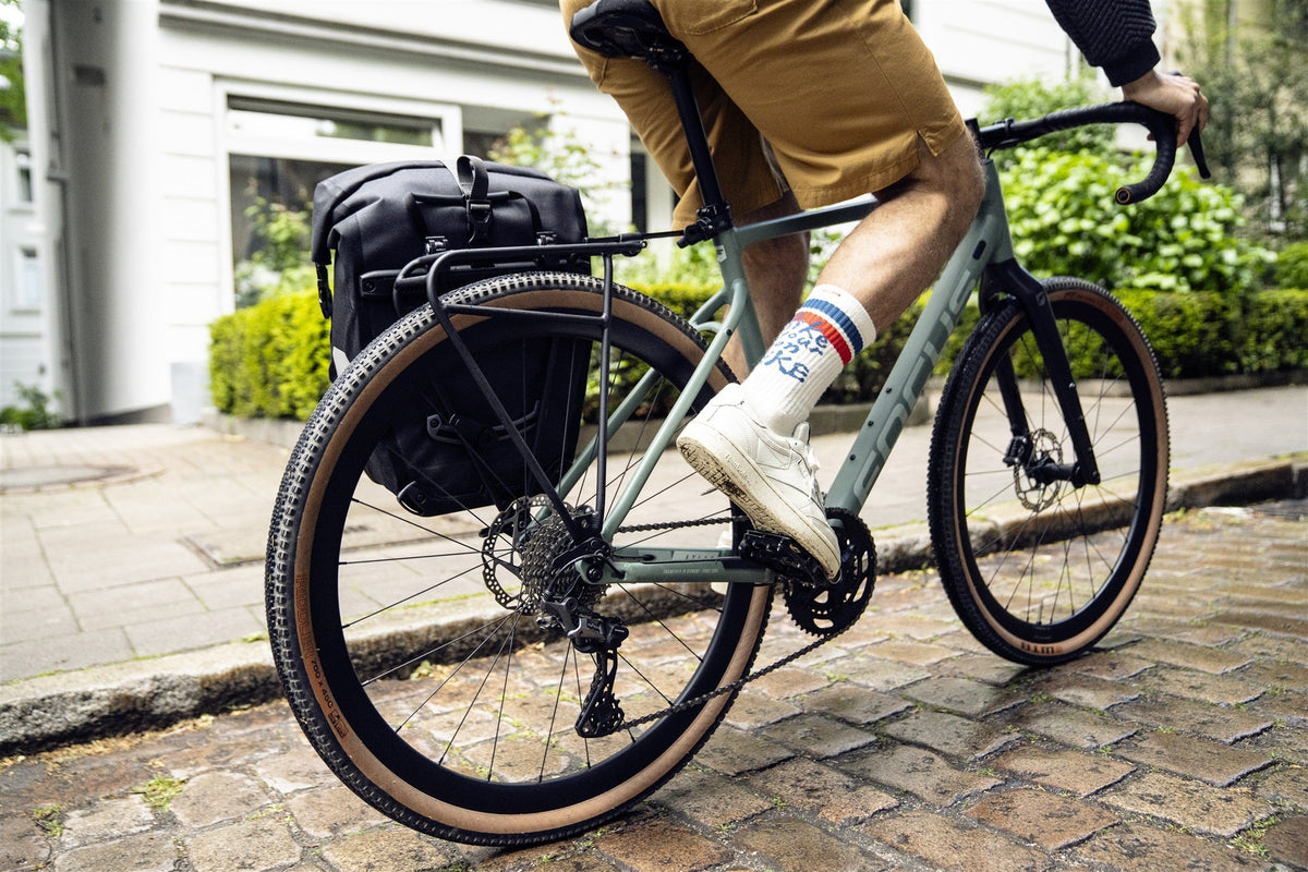 Bagażnik tylny Ortlieb Quick-Rack – z sakwą podczas jazdy | Najs Bike